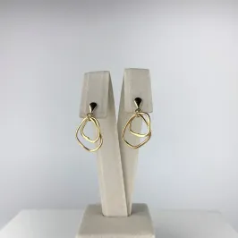 Brinco com Design de Dois Círculos Irregulares Folheado a Ouro 18k