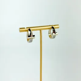 Brinco Argola T em Zircônias Folheado a Ouro 18K