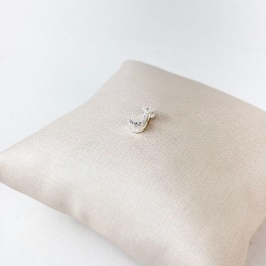 Pingente Letra J em Zircônias Folheado a Prata