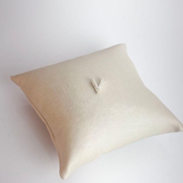 Pingente Letra V em Zircônias Folheado a Prata