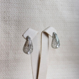 Brinco Gota Vazada em Zircônias Folheado a Prata