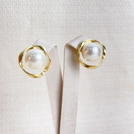 Brinco Orgânico de Peróla Folheado a Ouro 18k