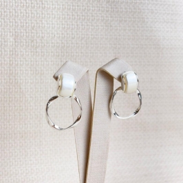 Brinco Orgânico Pérolado Folheado a Prata