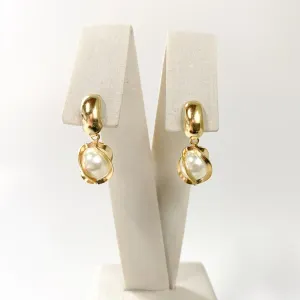 Brinco com Pingente em Pérola Folheado a Ouro 18k