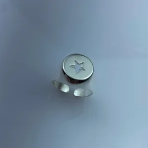 Anel Ajustável Mindinho Estrela Vazada Folheado a Prata