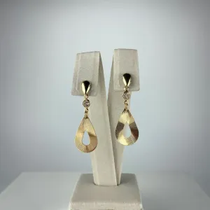 Brinco Design de Gota Vazada com Zircônia Folheado a Ouro 18k