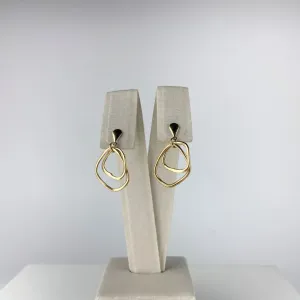 Brinco com Design de Dois Círculos Irregulares Folheado a Ouro 18k