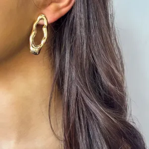 Brinco Orgânico Oval Vazado Folheado a Ouro 18k