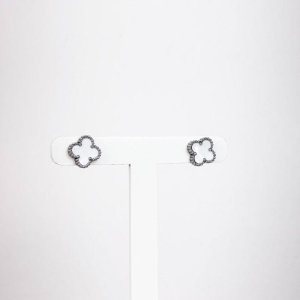 Brinco de Trevo Branco em Aço Inox 316L na Cor Prata