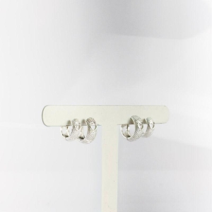 Brinco Argolinha Com Coração Vazado Folheado a Prata