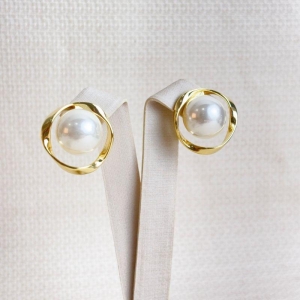 Brinco Orgânico de Peróla Folheado a Ouro 18k