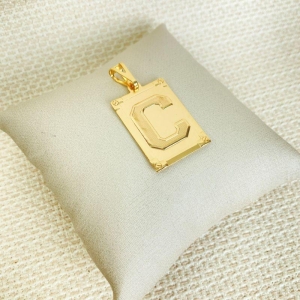 Pingente Placa Letra C Folheado a Ouro 18k