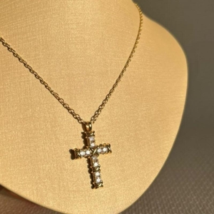 Colar Cartier com Cruz em Zircônias Folheado a Ouro 18K