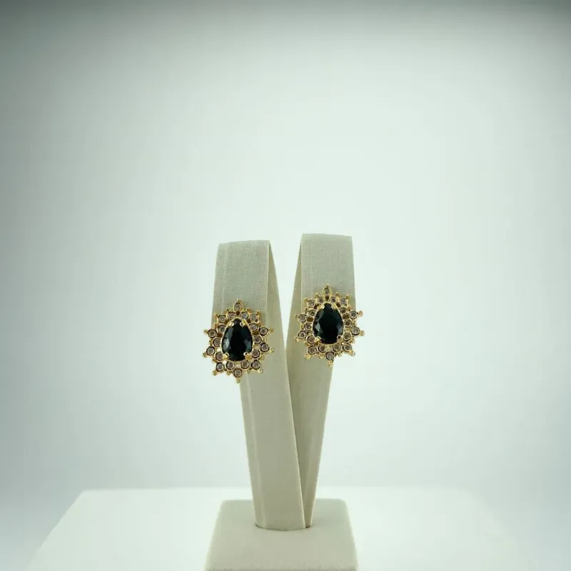 Brinco Design de Gota Cravejado com Zircônia Folheado a Ouro 18k