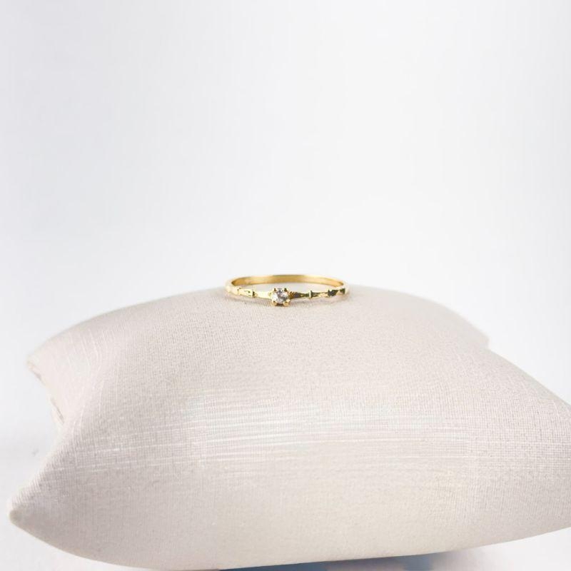 Anel Com Uma Zircônia no Centro Folheado a Ouro 18K