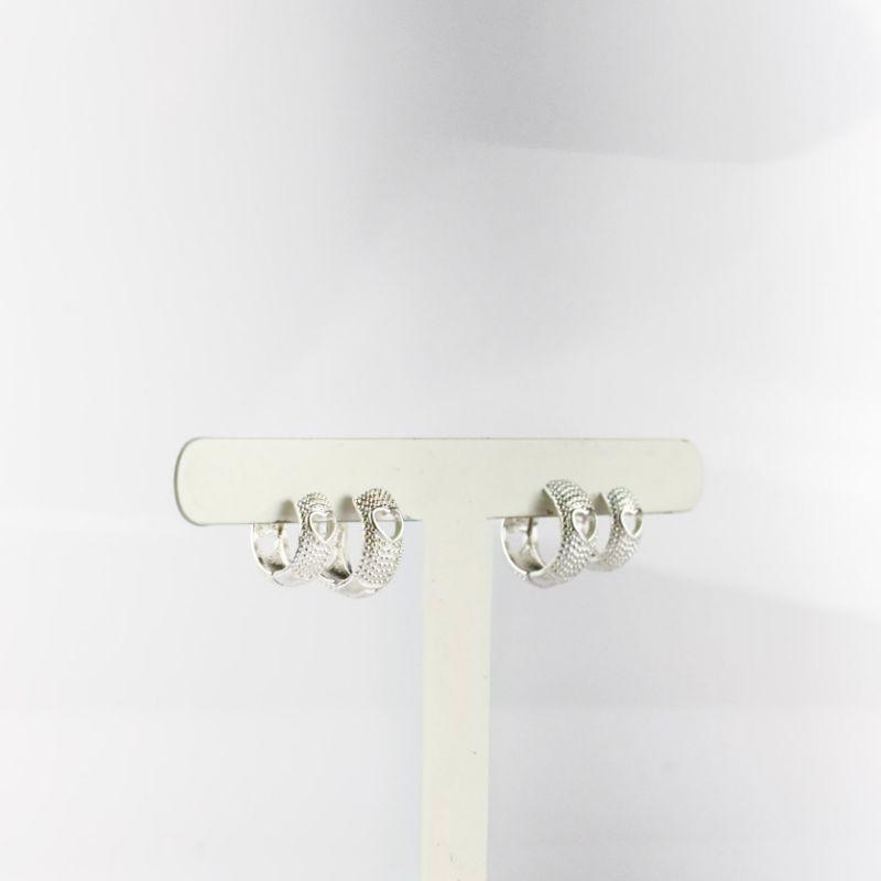 Brinco Argolinha Com Coração Vazado Folheado a Prata