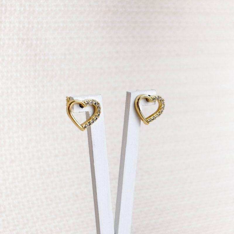 Brinco Coração Vazado com ZircôniasFolheado a Ouro 18K