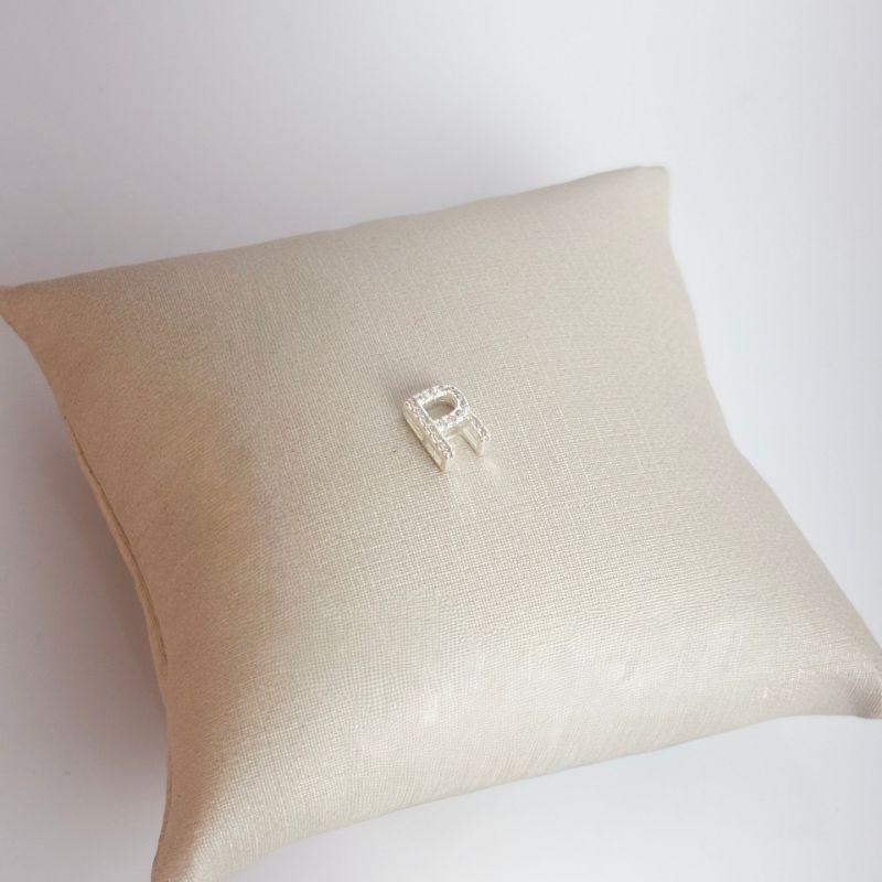 Pingente Letra R em Zircônias Folheado a Prata