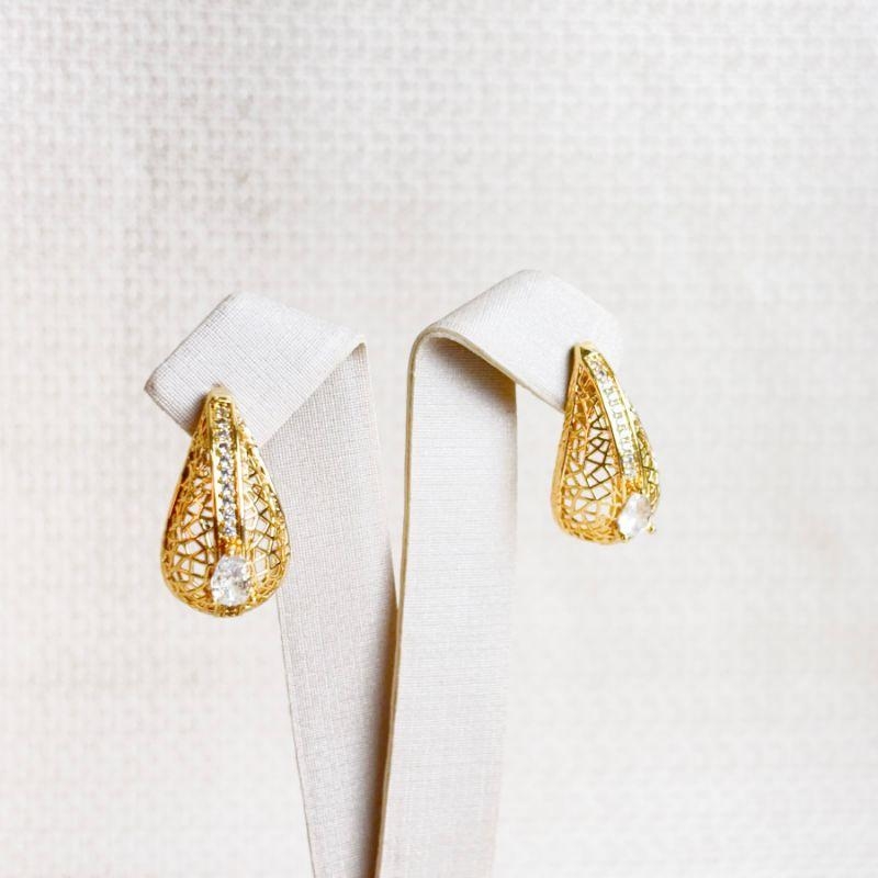 Brinco Gota Vazada em Zircônias Folheado a Ouro 18k