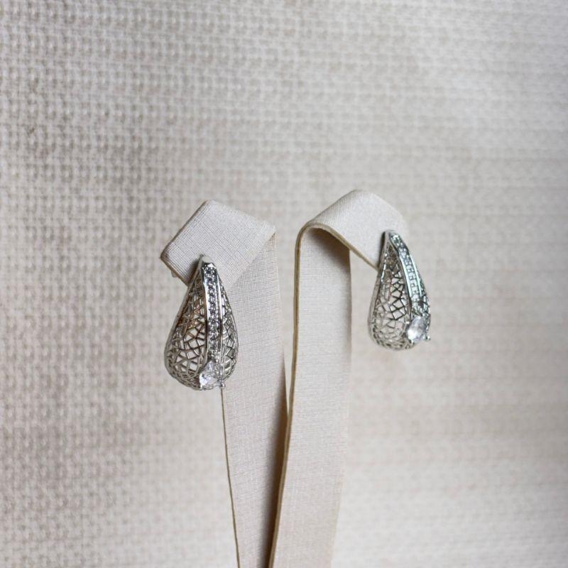 Brinco Gota Vazada em Zircônias Folheado a Prata