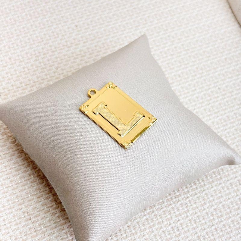 Pingente Placa Letra L Folheado a Ouro 18k