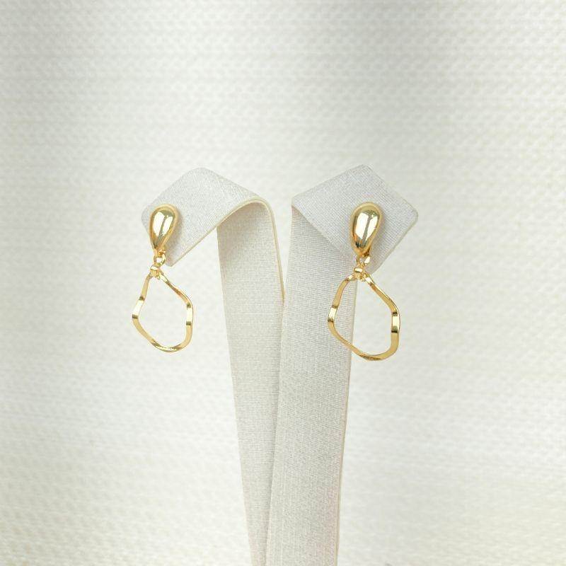 Brinco Design de Gota Vazada Folheado a Ouro 18k