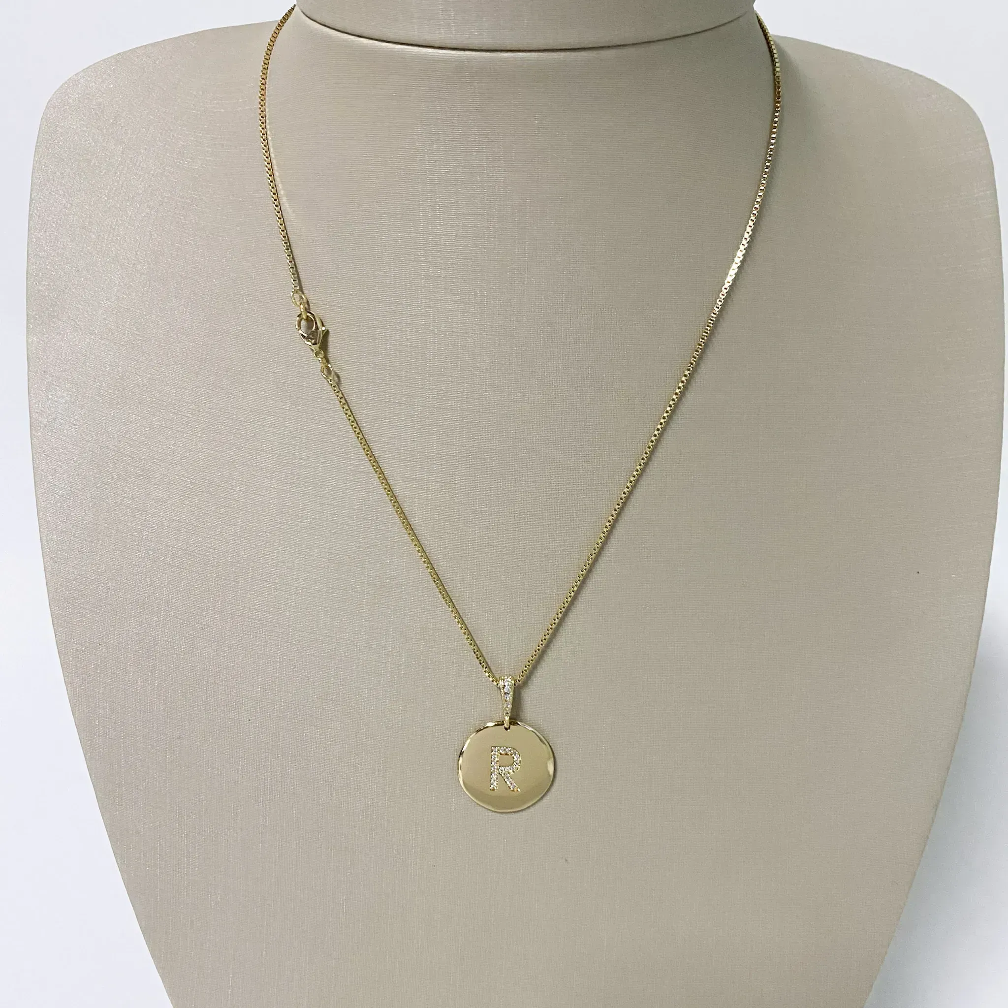 Colar Veneziana com Pingente Mandala Letra R em Zircônias Folheado a Ouro 18k