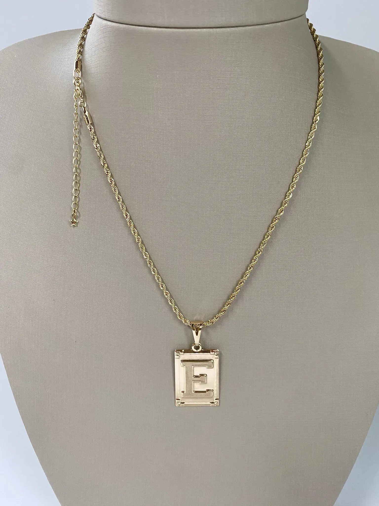 Colar Cordão Baiano com Pingente Placa Letra E Folheado a Ouro 18k
