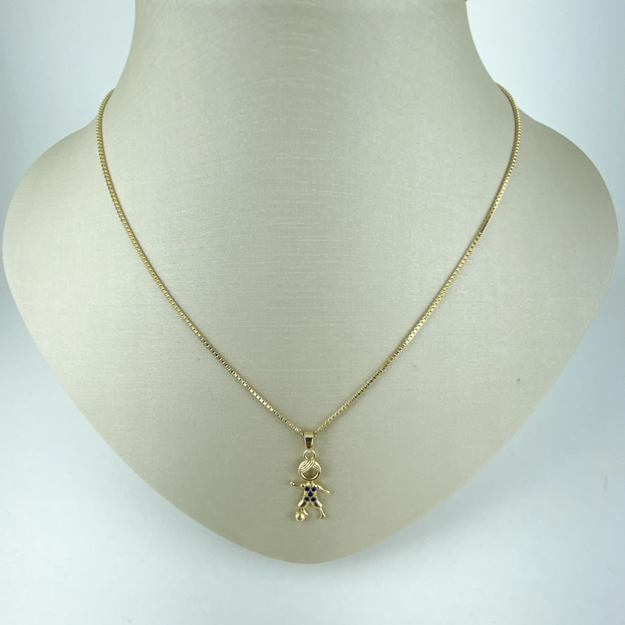 Colar Veneziana com Pingente Menino com Bola em Zircônia Azul Folheado a Ouro 18k