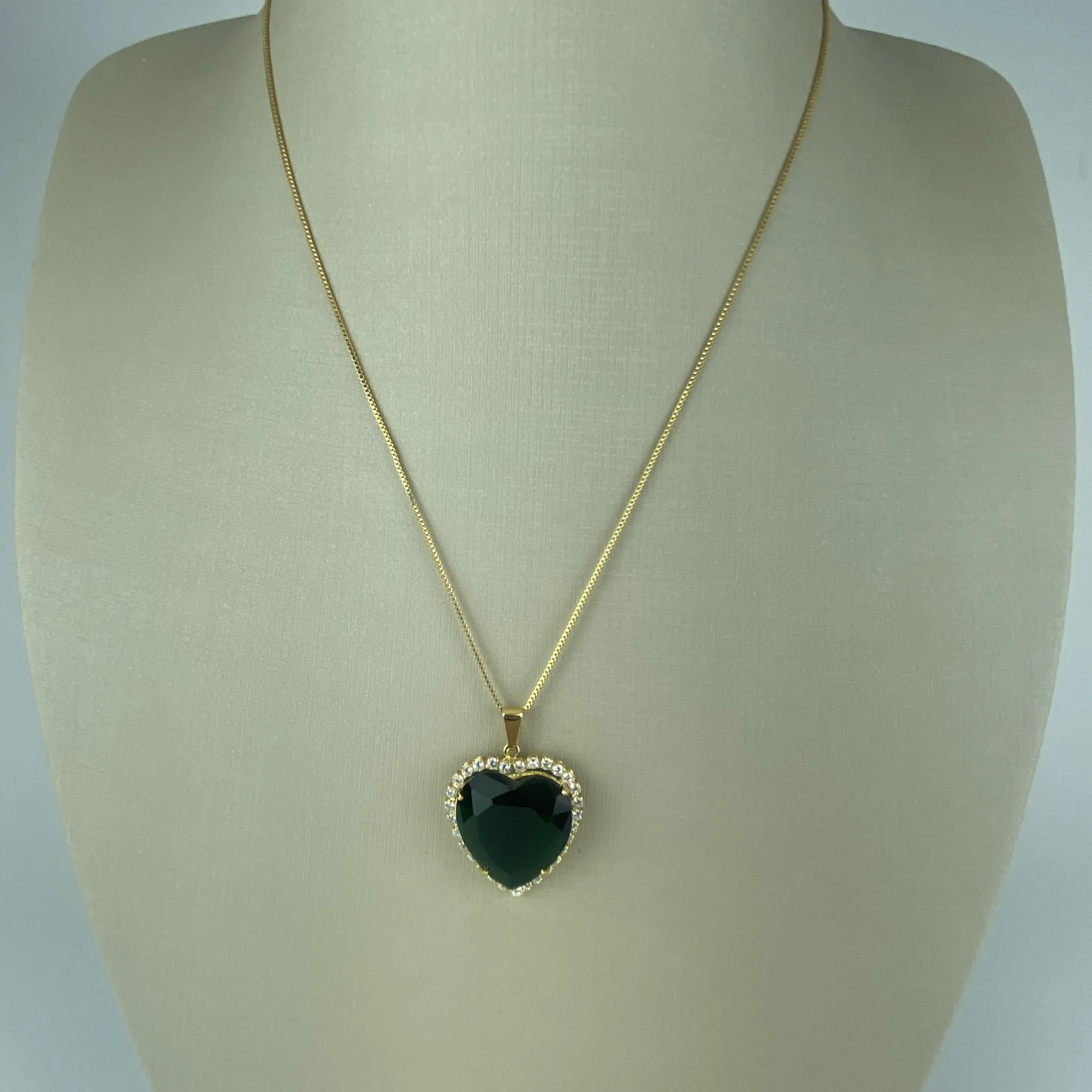 Colar Veneziana Pingente de Coração com o Entorno Cravejado em Zircônias e Pedra Verde Escuro Folheado a Ouro 18k