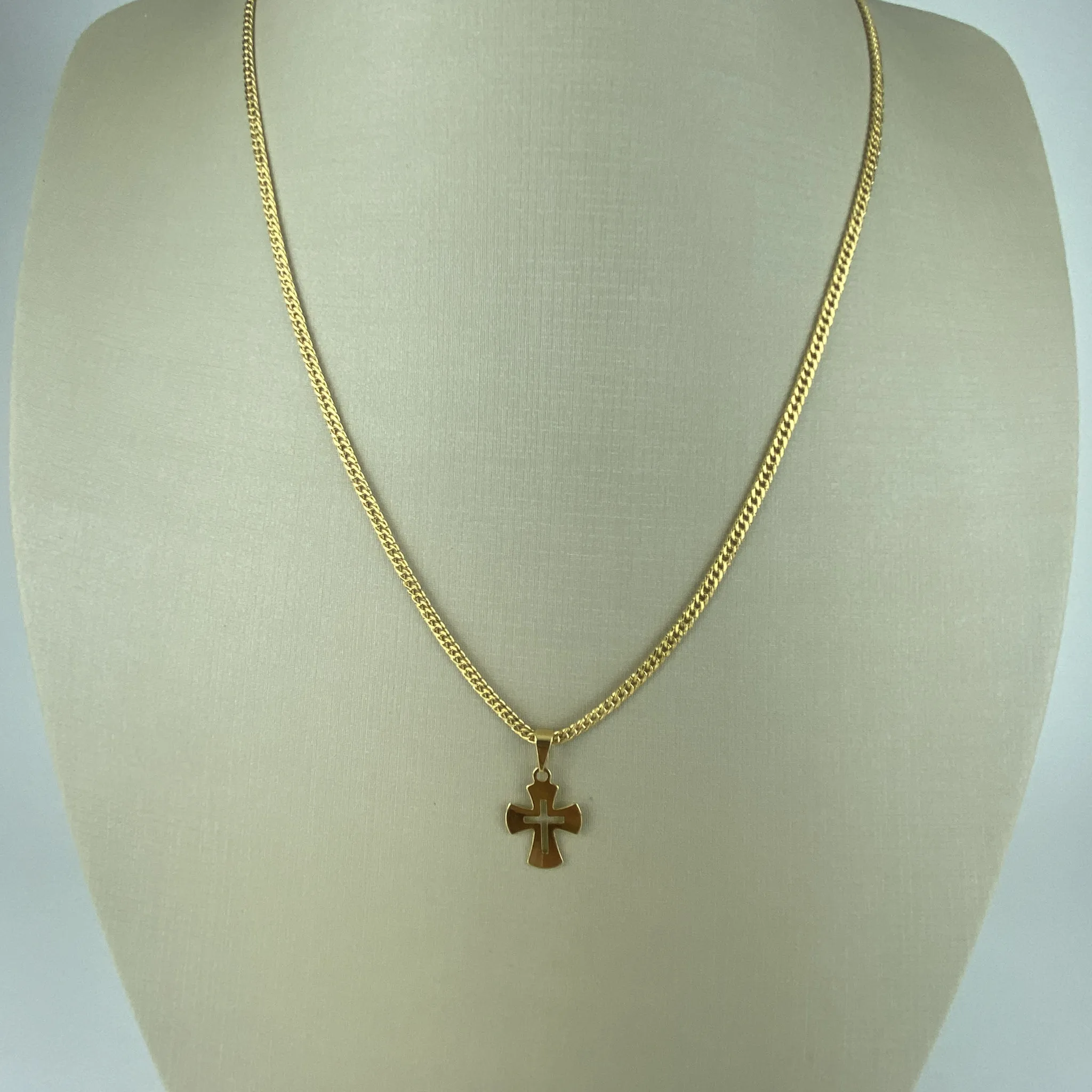 Corrente Masculina com Pingente em Cruz Vazada Folheado a Ouro 18k Corrente Masculina com Pingente em Cruz Vazada Folheado a Ouro 18k