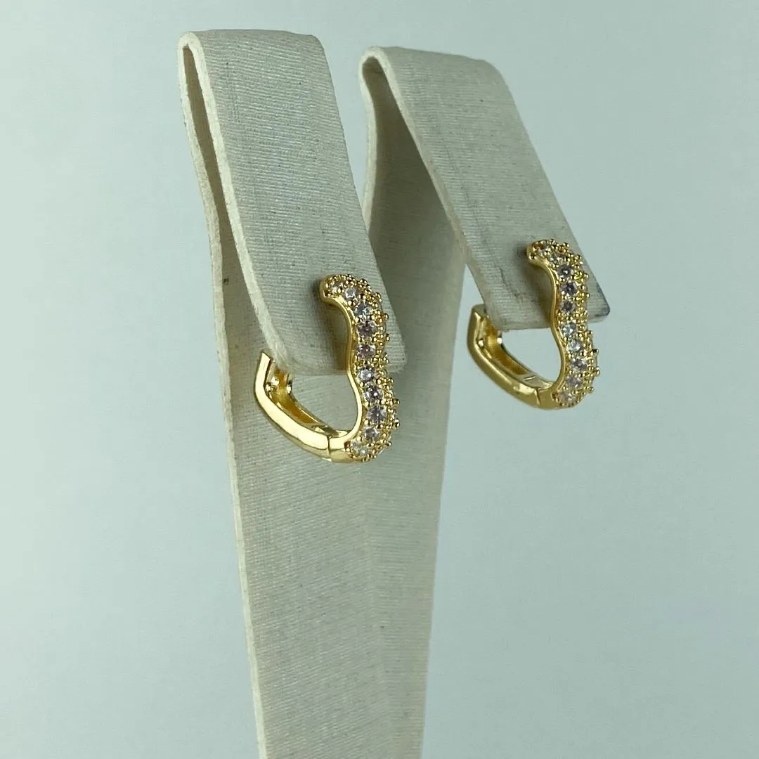 Brinco Argolinha Design Coração com Zircônias Folheado a Ouro 18k