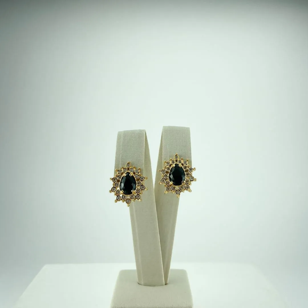 Brinco Design de Gota Cravejado com Zircônia Folheado a Ouro 18k