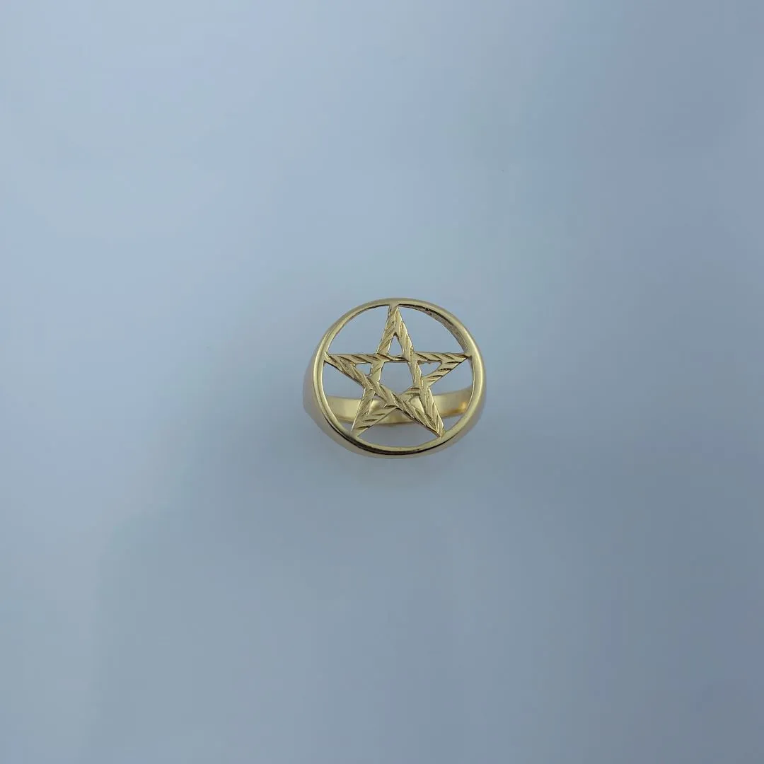 Anel com Estrela Vazada Folheado a Ouro 18k