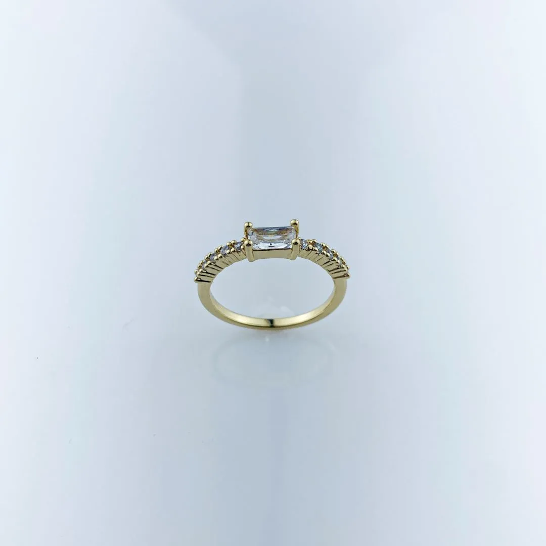 Anel com Microzircônias e Zircônia Centralizada Folheada a Ouro 18k
