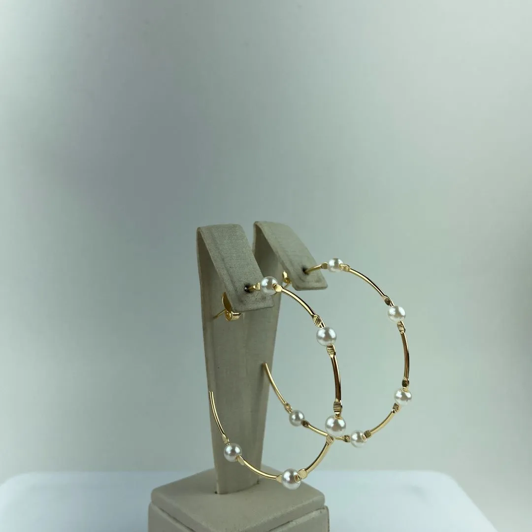 Brinco Argola Lisa com Pérolas Intercaladas Folheado a Ouro 18k