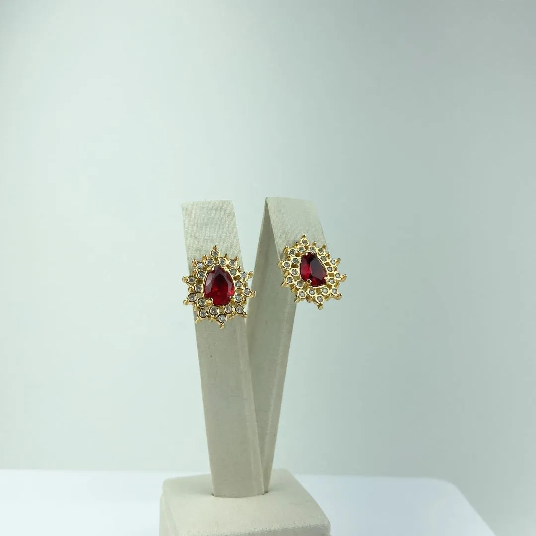Brinco Design de Gota Cravejado com Zircônia Folheado a Ouro 18k