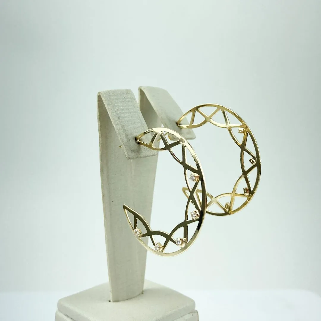 Brinco Meia Argola de Triângulos com Zircônias Folheado a Ouro 18k