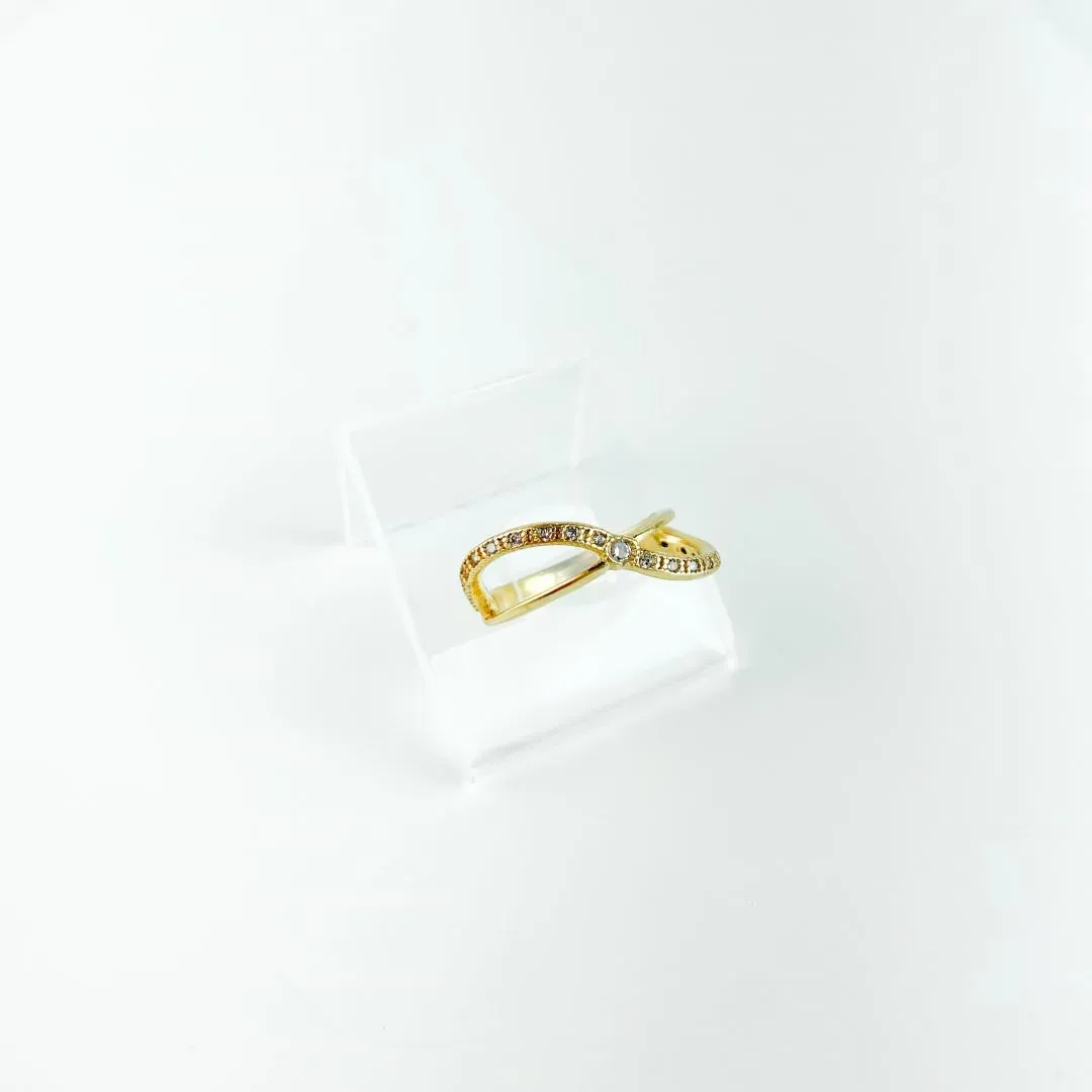 Anel Curvo com Aro Liso e Aro em Zircônias Folheado a Ouro 18k