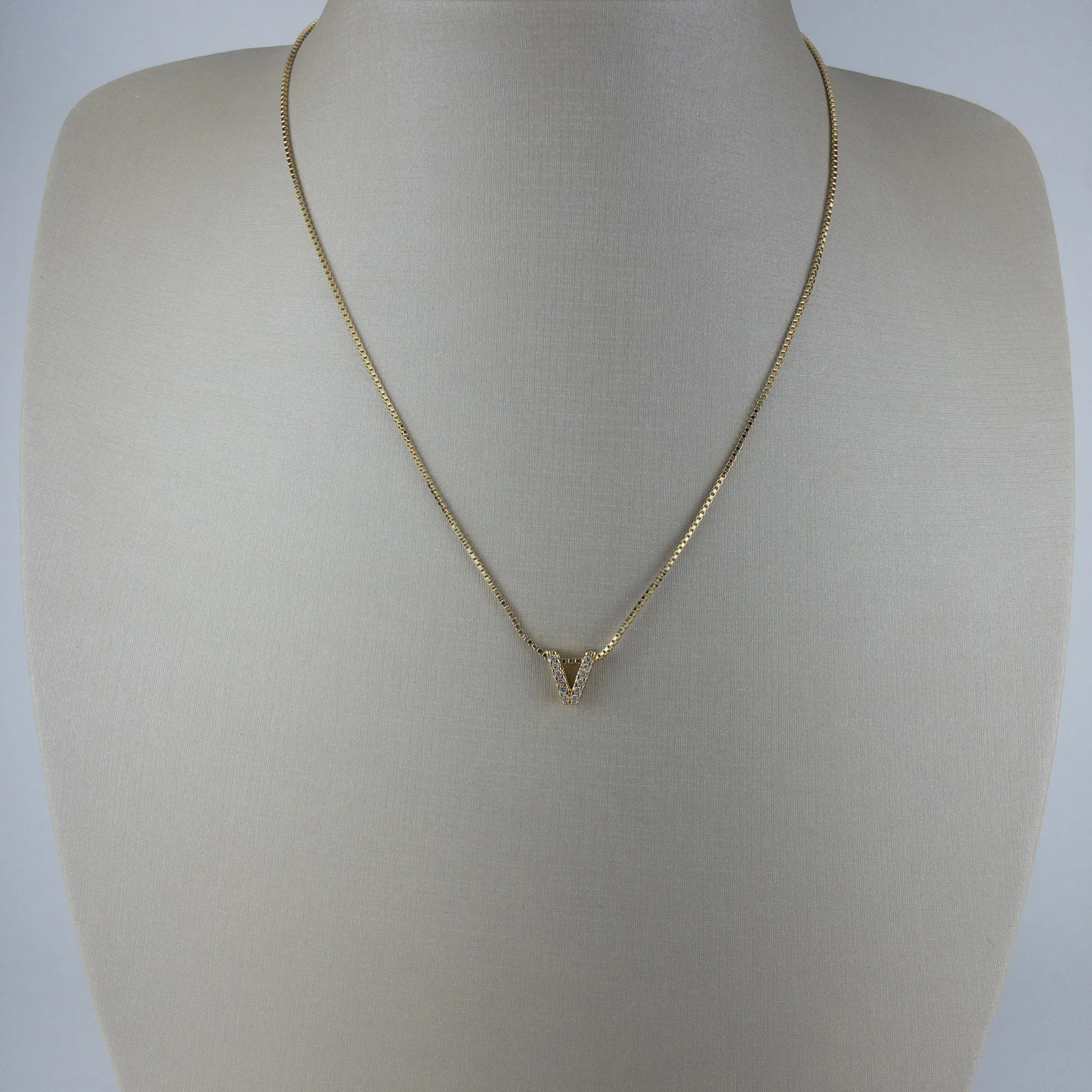 Colar Veneziana com Pingente de Letra V Cravejada de Zircônias Folheado a Ouro 18k