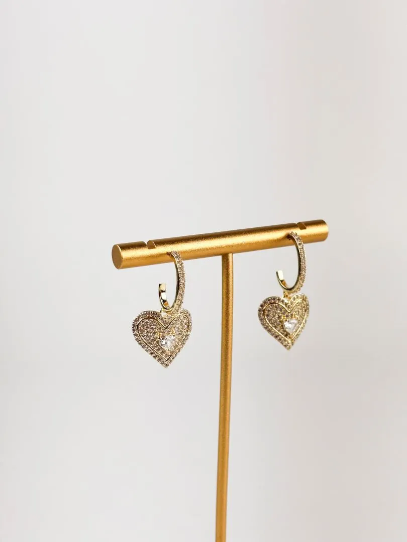 Brinco com Pingente Coração em Zircônias Folheado a Ouro 18k