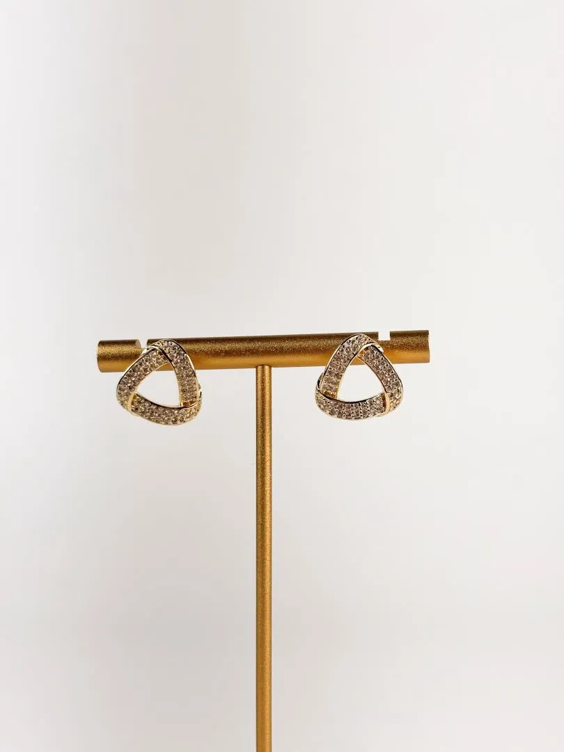 Brinco Entrelaçado Triangular em Zircônias Folheado a Ouro 18 K