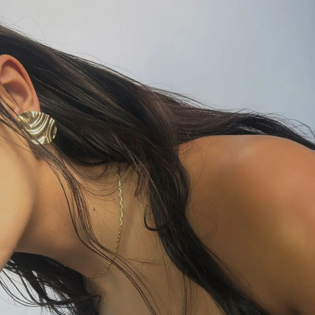 Brinco Gota Martelado Folheado a Ouro 18k