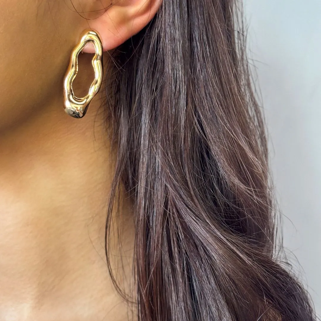 Brinco Orgânico Oval Vazado Folheado a Ouro 18k