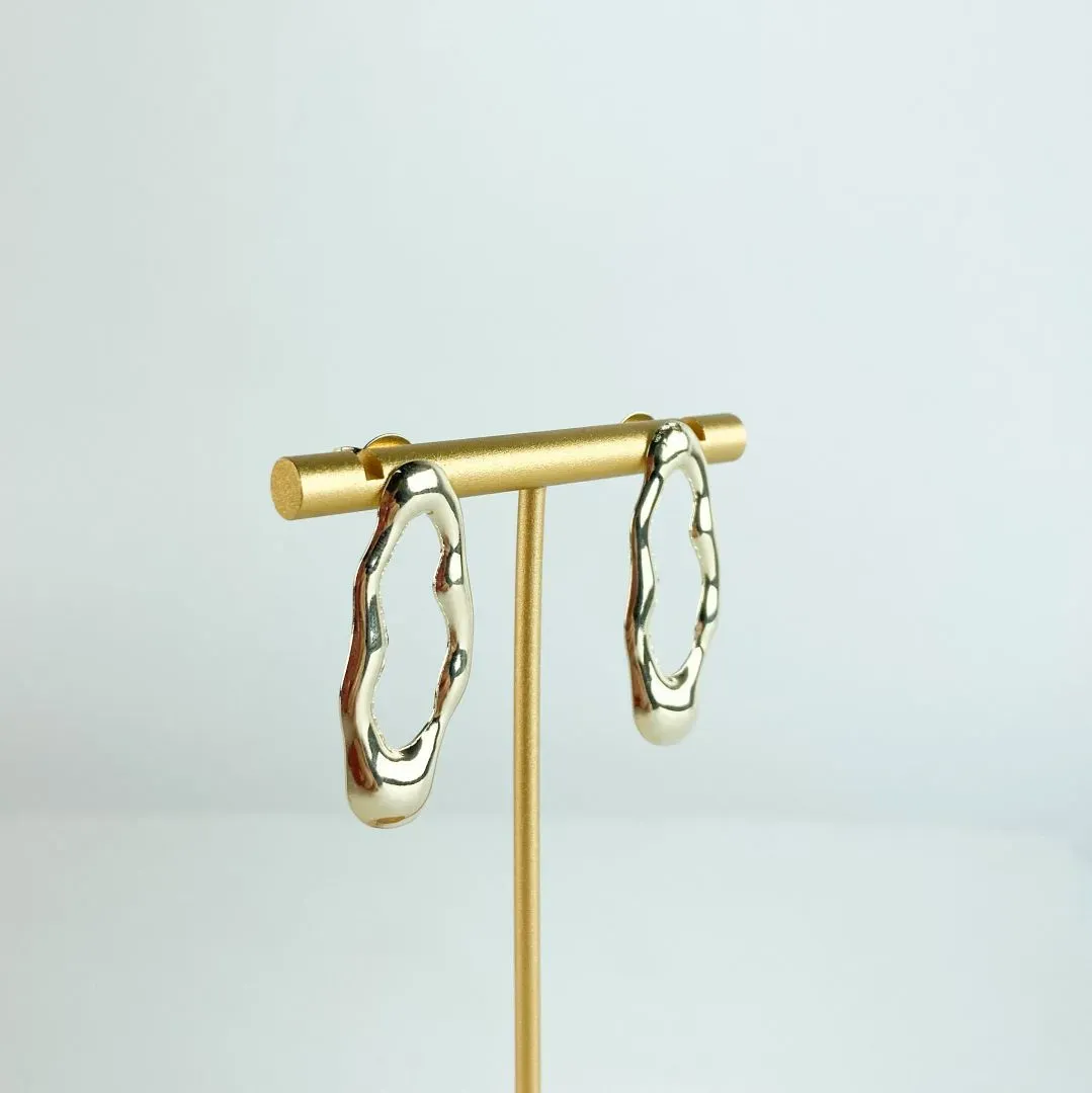 Brinco Orgânico Oval Vazado Folheado a Ouro 18k