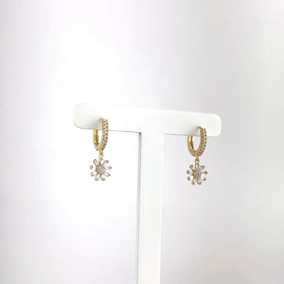 Brinco Pingente Margarida em Zircônias Folheado a Ouro 18k