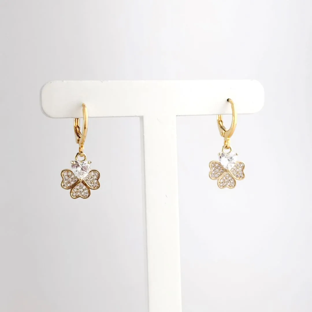Brinco Pingente Trevo em Zircônias Folheado a Ouro 18k