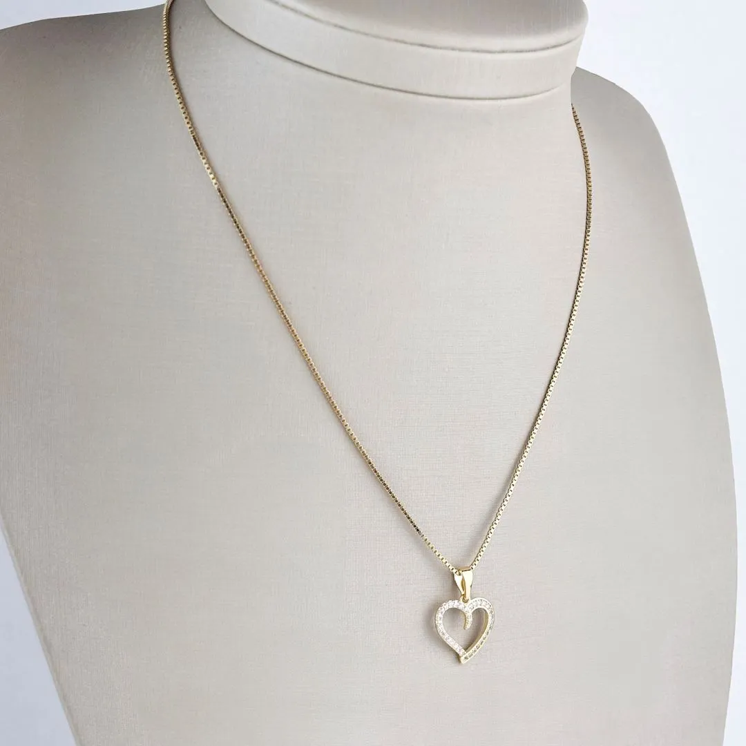 Colar Coração Vazado Cravejado em Zircônias Folheado a Ouro 18k