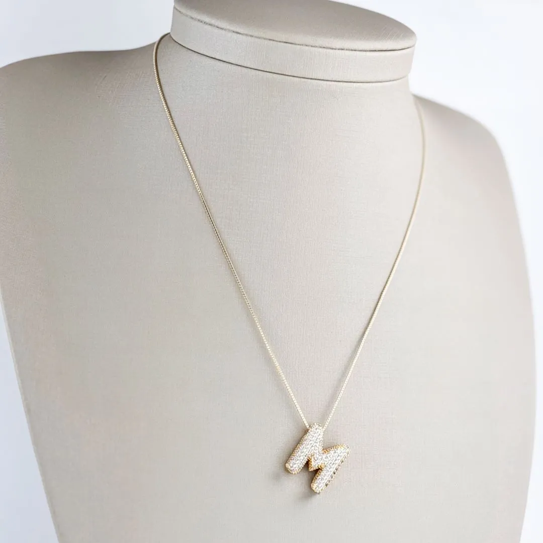 Colar Veneziana com Pingente de Letra M Cravejada de Zircônias Folheado a Ouro 18k