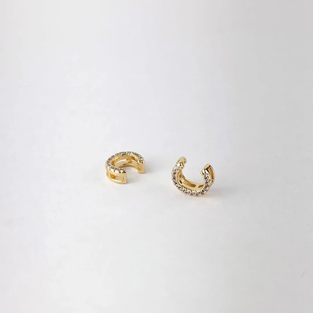 Pingente de Letra C Cravejada de Zircônias Folheado a Ouro 18k